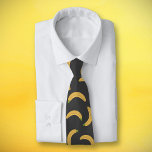 Banana Krawatte<br><div class="desc">Ein schwarzer Hals Krawatte mit einem Bananenmuster für Liebhaber dieser gelben Frucht. Es könnte auch ein großes Geschenk an einen Freund!</div>