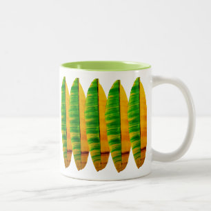 Banane treibt Tasse Blätter
