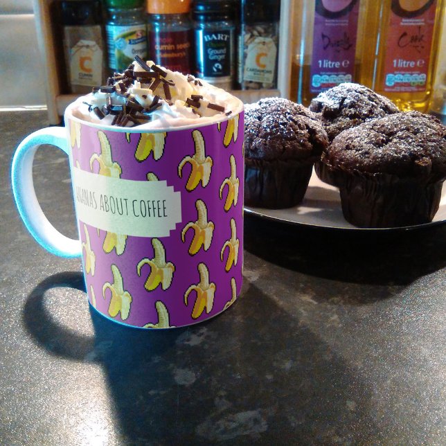 Bananen über Lila Kaffee-Backbananen Kaffeetasse (Von Creator hochgeladen)