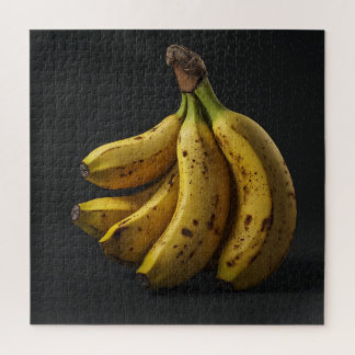 Bananenstapel auf einem reinen dunklen schwarzen H Puzzle