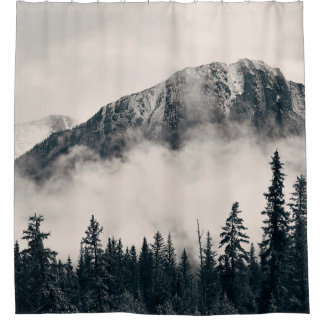 Banff Nationalpark nebelige Berge und Wälder in  Duschvorhang
