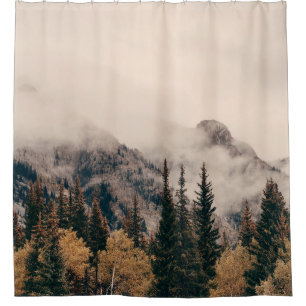 Banff Nationalpark nebelige Berge und Wälder in  Duschvorhang