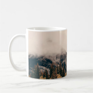 Banff Nationalpark nebelige Berge und Wälder in Kaffeetasse