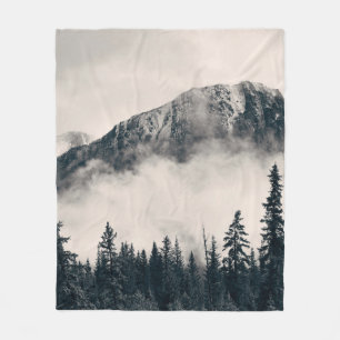 Banff Nationalpark neblige Berge und Wald in Fleecedecke