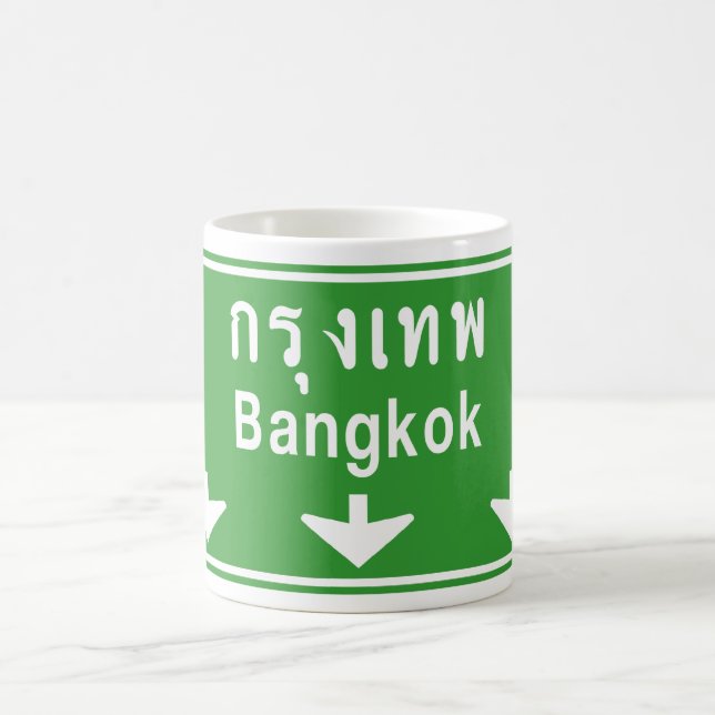 Bangkok Ahead Pass auf! ⚠ Verkehrszeichen in Thail Kaffeetasse (Mittel)