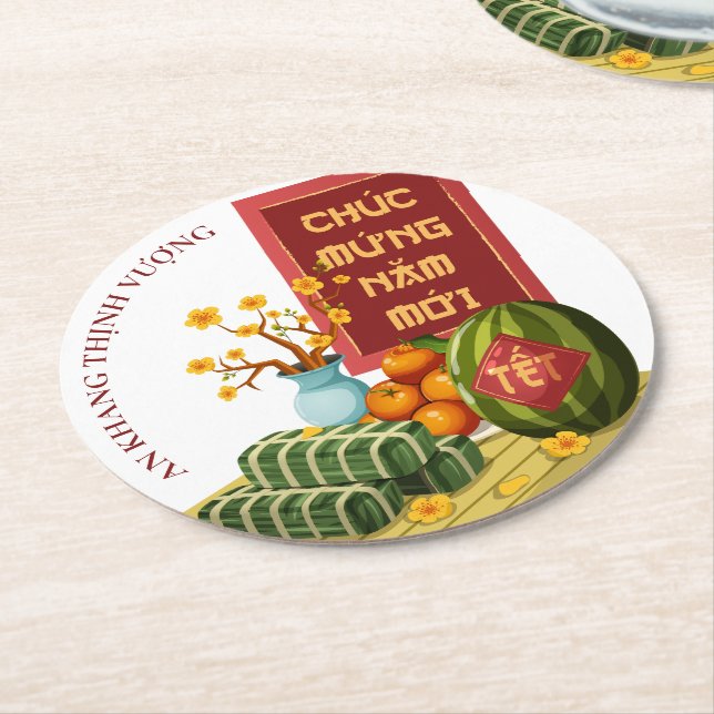 Banh Chung Watermelon & Hoa Mai Vietnamese Tet Runder Pappuntersetzer (Angewinkelt)