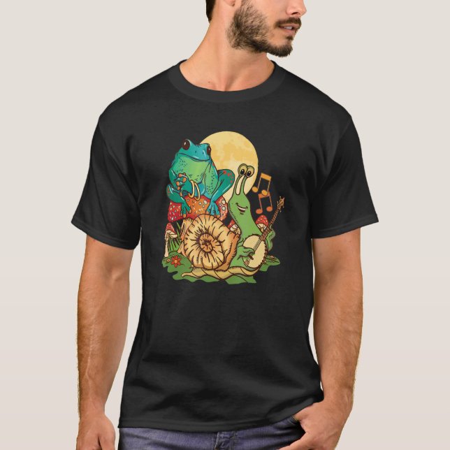 Banjo, der Schnecke mit Frosch auf Pilzen spielt T-Shirt (Vorderseite)