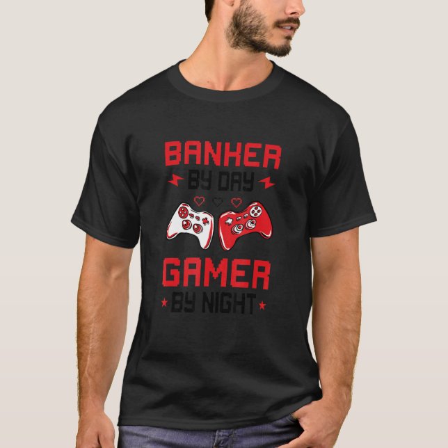 Banker By Day Gamer By Night Bank Clerk Finance Ca T-Shirt (Vorderseite)