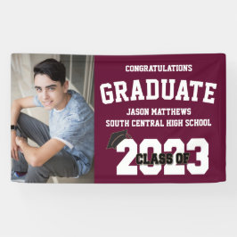 Banner für Burgund-Abschluss 2023 mit Cap