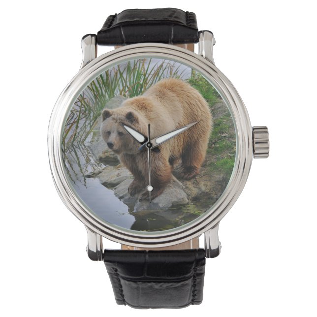 Bär an einem See Armbanduhr (Vorderseite)