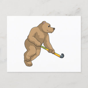 Bär beim Hockey mit Hockeyschläger Postkarte