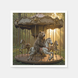 Bär, der auf einem Karussellpferd in einem Wald re Serviette