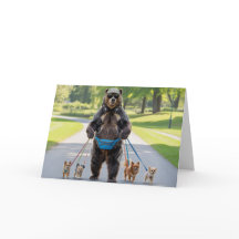 Bär geht mit dem Hund spazieren Grußkarte