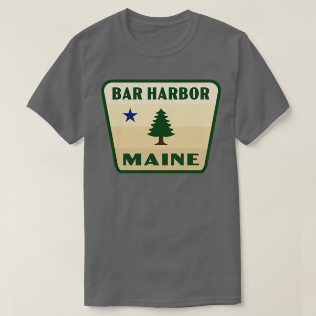 Bar Harbor Maine Retro Pine Tree Abzeichen Tan T-Shirt (Design vorne)