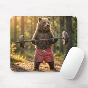 Bär hebt Gewichte in einem sonnigen Wald Mousepad