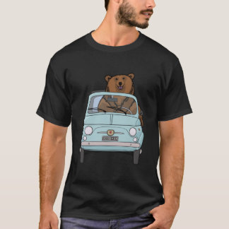 Bär in einem hellblauen alten Fiat 500 T-Shirt