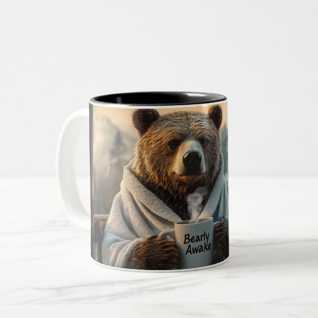 Bär in Robe mit Kaffeetasse (Vorderseite Links)