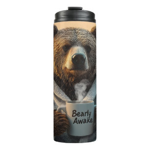 Bär in Robe mit Kaffeetasse Thermosbecher