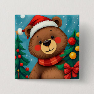 Bär in Santa-Mütze zwischen Weihnachtsbäumen Button