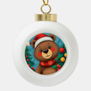 Bär in Santa-Mütze zwischen Weihnachtsbäumen Keramik Kugel-Ornament