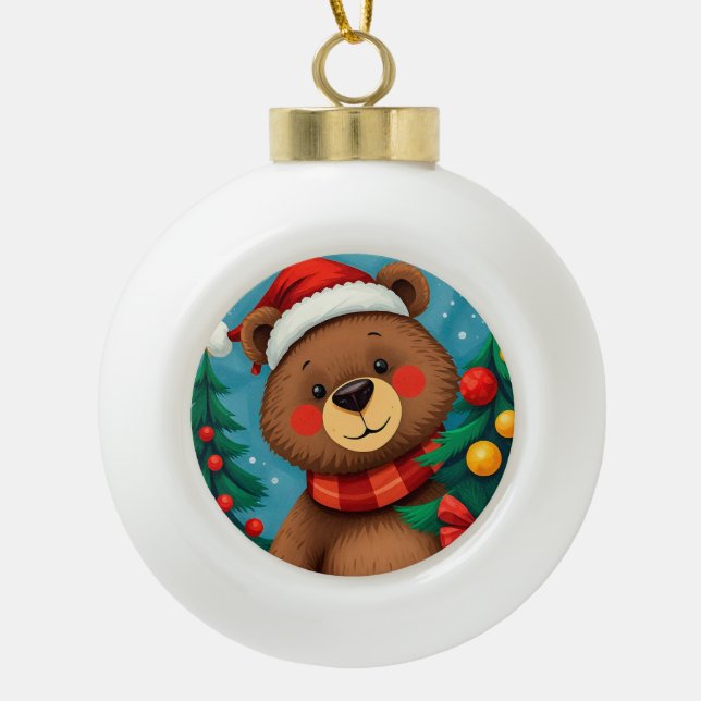 Bär in Weihnachtsmannmütze unter den Weihnachtsbäu Keramik Kugel-Ornament (Vorderseite)