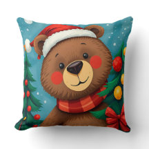 Bär in Weihnachtsmannmütze unter den Weihnachtsbäu