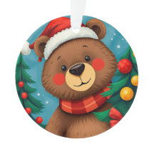 Bär in Weihnachtsmannmütze unter den Weihnachtsbäu