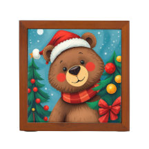 Bär in Weihnachtsmannmütze unter den Weihnachtsbäu