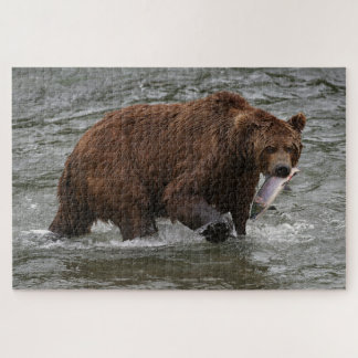 Bär mit Lachs im Katmai-Nationalpark Alaska Puzzle