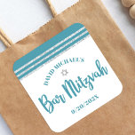 Bar Mitzvah Aquamarin Silver Tallit Bold Script Mo Quadratischer Aufkleber<br><div class="desc">Seien Sie stolz, freuen Sie sich und präsentieren Sie diesen Meilenstein Ihres Lieblings-Bar Mitzvah! Nutzen Sie diesen coolen, einzigartigen, modernen, personalisierten Aufkleber, um seinen besonderen Tag zu ergänzen. Die aquamarine Schrift-Typografie in Grün, ein Silberstar von David und ein staubiger aquamariner, blau-grün und silber Glitzer gestreift tallit inspirierte Grafik-Overlay bilden einen...</div>