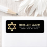 Bar Mitzvah Black Gold Fett Einfache Rücksendeadre<br><div class="desc">Seien Sie stolz, freuen Sie sich und feiern Sie diesen Meilenstein Ihres Lieblings-Bar Mitzvah, wenn Sie dieses raffinierte, personalisierte Rücksendelabel verwenden! Fett, weiß und Imitate Gold sans Serifentypografie und ein Imitat goldener Star von David überlagern einen raffinierten, dramatischen schwarzen Hintergrund. Personalisieren Sie den benutzerdefinierten Text mit Ihrem Namen und Ihrer...</div>
