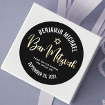 Bar Mitzvah Black Gold Foil Script kühl modern Runder Aufkleber<br><div class="desc">Seien Sie stolz, freuen Sie sich und präsentieren Sie diesen Meilenstein Ihres Lieblings-Bar Mitzvah! Nutzen Sie diesen coolen, einzigartigen, modernen, personalisierten Aufkleber, um seinen besonderen Tag zu ergänzen. Graphic Imitate Goldfolie handgeschriebene Skripttypografie und ein Imitat Gold Star of David überlagern einen ausgeklügelten, dramatischen schwarzen Hintergrund. Personalisieren Sie den benutzerdefinierten Text...</div>