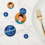 Bar Mitzvah Blue Agate Galaxy Aquarellschrift Konfetti<br><div class="desc">Fügen Sie Ihrem Lieblings-Bar Mitzvah-Feier-Party einen besonderen Stil mit diesem anpassbaren Tisch Konfetti! Die Typografie der weißen Schrift und der Star of David überlagern einen tiefblauen, galaxischen Aquarellhintergrund mit marineblau akzentuiert mit Imitaten silbernen Venen auf einer Seite. Ihr Bar Mitzvahs Foto ist auf der anderen Seite. Personalisieren Sie den benutzerdefinierten...</div>