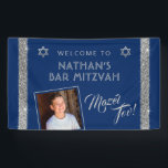 Bar Mitzvah Blue Silver Mazel Tov Glückwunsch Bann Banner<br><div class="desc">Bar Mitzvah Willkommen und Mazel Tov Herzlichen Glückwunsch Banner mit Personalisiertem Foto auf einem marineblau Hintergrund mit silber funkelnd Glitzer Streifen Rand Kanten. Fügen Sie benutzerdefinierte Formulierungen, Schriftart oder mehr Fotos hinzu, und entfernen Sie den goldglatteren Rahmen, indem Sie auf "Weitere Anpassungen vornehmen" klicken. Für die Abstimmung und Koordination von...</div>