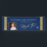 Bar Mitzvah Blue Willkommen Mazel ToLarge Banner<br><div class="desc">Grosses Long Bar Mitzvah Willkommen und Mazel Tov Herzlichen Glückwunsch Banner mit Personalisiertem Foto auf einem marineblau Hintergrund mit goldenen funkelnd Glitzer Streifen Rand Kanten. Fügen Sie benutzerdefinierte Formulierungen,  Schriftart oder mehr Fotos hinzu,  und entfernen Sie den goldglatteren Rahmen,  indem Sie auf "Weitere Anpassungen vornehmen" klicken.</div>