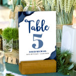 Bar Mitzvah Bold Modern Navy Blue Agate Script Tischnummer<br><div class="desc">Kein Bar Mitzvah Party ist komplett ohne personalisierte Tischnummern. Lass deinem Sohn Stolz, Freude und feiere seinen Meilenstein in seinem perfekt koordinierten Party. Navy blaue Kalligraphie-Skripte, fett blaue und weiche graue Typografie und stahlblaue agate Felsen mit Imitaten silbernen Venen überlagern einen einfachen, weißen Hintergrund. Personalisieren Sie den benutzerdefinierten Text mit...</div>