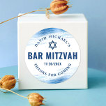 Bar Mitzvah Bold Modern Navy Typografie Blue Foil Runder Aufkleber<br><div class="desc">Seien Sie stolz, freuen Sie sich und präsentieren Sie diesen Meilenstein Ihres Lieblings-Bar Mitzvah! Nutzen Sie diesen coolen, einzigartigen, modernen, personalisierten Aufkleber, um seinen besonderen Tag zu ergänzen. Metallische, hellblaue Pinselstriche aus der Folie, gewagte, marineblaue Typografie und Star of David überlagern einen einfachen, weißen Hintergrund. Personalisieren Sie den benutzerdefinierten Text...</div>