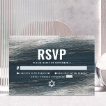 Bar Mitzvah Bold Moderne Silberfolien Holzkohle Gr RSVP Karte<br><div class="desc">Seien Sie stolz, freuen Sie sich und feiern Sie diesen Meilenstein Ihres Lieblings-Bar Mitzvah mit dieser coolen, einzigartigen, modernen, personalisierten UAWG Insert-Karte für Ihre Veranstaltung! Metallische silberne Pinselstriche und Stern von David, zusammen mit fett-weißer Typografie, überlagern einen reichen, dunkelkohleblauen Farbhintergrund. Personalisieren Sie den benutzerdefinierten Text mit dem Datum "Antwort bis"....</div>