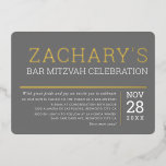 BAR MITZVAH, einfaches Jungengraugold Folieneinladung<br><div class="desc">von kat massard >>> WWW.SIMPLYSWEETPAPERIE.COM << Ein super stilvolles und raffiniertes Einladungsdesign für Ihren WEDDING STATIONERY. TIPP: 1. Um Grafiken und Schriftart zu ändern/zu verschieben und mehr Text oder Farbänderungen hinzuzufügen, klicken Sie auf den Button "Anpassen". - - - - - - - - - - - - - -...</div>