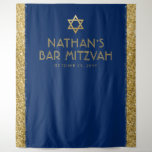 Bar Mitzvah Foto Hintergrund Blue Gold Wandteppich<br><div class="desc">Bar Mitzvah Personalisierte Foto Backdrop Tapestry mit marineblau Hintergrund und Gold funkelnd Glitzer Streifen Rand Kanten und Imitate Gold Star of David an der Spitze. Ändern Sie die Hintergrundfarben und Schriftart,  indem Sie auf "Weiter anpassen" klicken,  um Ihre eigenen zu entwerfen.</div>