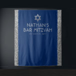 Bar Mitzvah Foto Hintergrund Blue Silver Wandteppich<br><div class="desc">Bar Mitzvah Personalisiert Foto Hintergrund Tapestry mit marineblau Hintergrund und silberne Imitate funkelnd Glitzer Streifen Rand Kanten und grau und silber Star von David an der Spitze. Ändern Sie die Hintergrundfarben und Schriftart,  indem Sie auf "Weiter anpassen" klicken,  um Ihre eigenen zu entwerfen.</div>