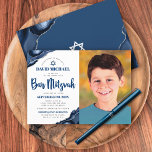 Bar Mitzvah Foto Modern Navy Blue Agate Script Einladung<br><div class="desc">Seien Sie stolz, freuen Sie sich und präsentieren Sie diesen Meilenstein Ihres Lieblings-Bar Mitzvah! Senden Sie diese coole, einzigartige, moderne, personalisierte Foto-Einladung für eine Veranstaltung zu erinnern. Auf der links Seite, marineblaue Schrift, kühn Typografie und Star of David, zusammen mit Stahlblau-Agate mit Imitaten silbernen Venen akzentuiert, überlagern einen einfachen, weißen...</div>