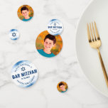 Bar Mitzvah Foto Moderne Navy Typografie Blue Foil Konfetti<br><div class="desc">Fügen Sie Ihrem Lieblings-Bar Mitzvah-Feier-Party einen besonderen Stil mit diesem anpassbaren Tisch Konfetti! Metallische, hellblaue Pinselstriche aus der Folie, gewagter, marineblauer Typografie und Star of David überlagern einen einfachen, weißen Hintergrund auf einer Seite. Ihr Bar Mitzvahs Foto ist auf der anderen Seite. Personalisieren Sie den benutzerdefinierten Text mit dem Foto,...</div>