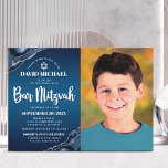 Bar Mitzvah Foto Navy Blue Ombre Agate Script Einladung<br><div class="desc">Seien Sie stolz, freuen Sie sich und präsentieren Sie diesen Meilenstein Ihres Lieblings-Bar Mitzvah! Senden Sie diese coole, einzigartige, moderne, personalisierte Foto-Einladung für eine Veranstaltung zu erinnern. Auf der links Seite, weiße Schrift, kühn Typografie, und Star of David, zusammen mit der Stahlblau-Age mit Imitaten silbernen Adern, überlagern ein tiefmarineblau ombre...</div>