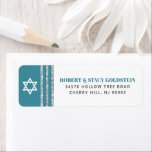 Bar Mitzvah Kühne Aquamarine Silver Tallit Rücksen<br><div class="desc">Seien Sie stolz, freuen Sie sich und feiern Sie diesen Meilenstein Ihres Lieblings-Bar Mitzvah, wenn Sie dieses coole, einzigartige, moderne, personalisierte Rücksendelabel verwenden! Die aquamarine Typografie in Grün und Grau, ein weißer David-Stern und ein staubiger aquamariner, blau-grün und silber Glitzer gestreift tallit inspirierte grafische Overlay bilden einen einfachen, weißen Hintergrund....</div>