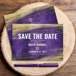 Bar Mitzvah Lila Watercolor Golden Fossil Save The Date<br><div class="desc">Achten Sie darauf, dass alle Ihre Freunde und Verwandten den Meilenstein Ihres Sohnes Bar Mitzvah feiern können! Versenden Sie diese coole, einzigartige, moderne, personalisierte "Save the Date" Anzeigenkarte. Metallische goldene Pinselstriche und Stern von David, zusammen mit fett-weißer Typografie, überlagern einen lila, dunklen, ockerfarbenen Hintergrund. Personalisieren Sie den benutzerdefinierten Text mit...</div>