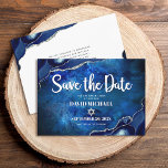 Bar Mitzvah Modern Blue Agate Watercolor Script Save The Date<br><div class="desc">Achten Sie darauf, dass alle Ihre Freunde und Verwandten den Meilenstein Ihres Sohnes Bar Mitzvah feiern können! Versenden Sie diese coole, einzigartige, moderne, personalisierte "Save the Date" Anzeigenkarte. Die Typografie der weißen Schrift und der Stern von David überlagern einen tiefblauen, galaxischen Aquarellhintergrund mit marineblau akzentuiert mit Imitaten silbernen Venen. Ihre...</div>