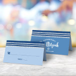 Bar Mitzvah Modern Blue Silver Tallit Bold Script Platzkarte<br><div class="desc">Kein Bar Mitzvah Party ist ohne personalisierte Platzkarten komplett. Lass deinen Lieblings-Bar Mitzvah stolz sein, freuen und feiern seinen Meilenstein in seinem perfekt koordinierten Party. Dicke, marineblaue Typografie und ein marineblau und Imitate silber gestreifte tallit inspirierte Grafik Overlay ein einfaches, helles Maisblume blauer Hintergrund. Auf der Rückseite überlagert die weiße...</div>