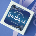 Bar Mitzvah Modern Navy Blue Ombre Agate Script Quadratischer Aufkleber<br><div class="desc">Seien Sie stolz, freuen Sie sich und präsentieren Sie diesen Meilenstein Ihres Lieblings-Bar Mitzvah! Nutzen Sie diesen coolen, einzigartigen, modernen, personalisierten Aufkleber, um seinen besonderen Tag zu ergänzen. Die Typografie der weißen Schrift und der Star of David überlagern einen tiefmarineblau ombre Hintergrund mit Stahlblau-Age mit silbernen Imitaten Akzente. Personalisieren Sie...</div>