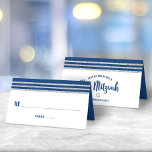 Bar Mitzvah Modern Navy Blue Silver Tallit Script Platzkarte<br><div class="desc">Kein Bar Mitzvah Party ist ohne personalisierte Platzkarten komplett. Lass deinen Lieblings-Bar Mitzvah stolz sein, freuen und feiern seinen Meilenstein in seinem perfekt koordinierten Party. Fette, marineblaue Typografie und ein marineblau und Imitate silbergestreifter Glitzer gestreift tallit inspiriert Grafik Overlay ein einfaches, weißes Hintergrund. Auf der Rückseite überlagern marineblaue Schrift-Typografie und...</div>